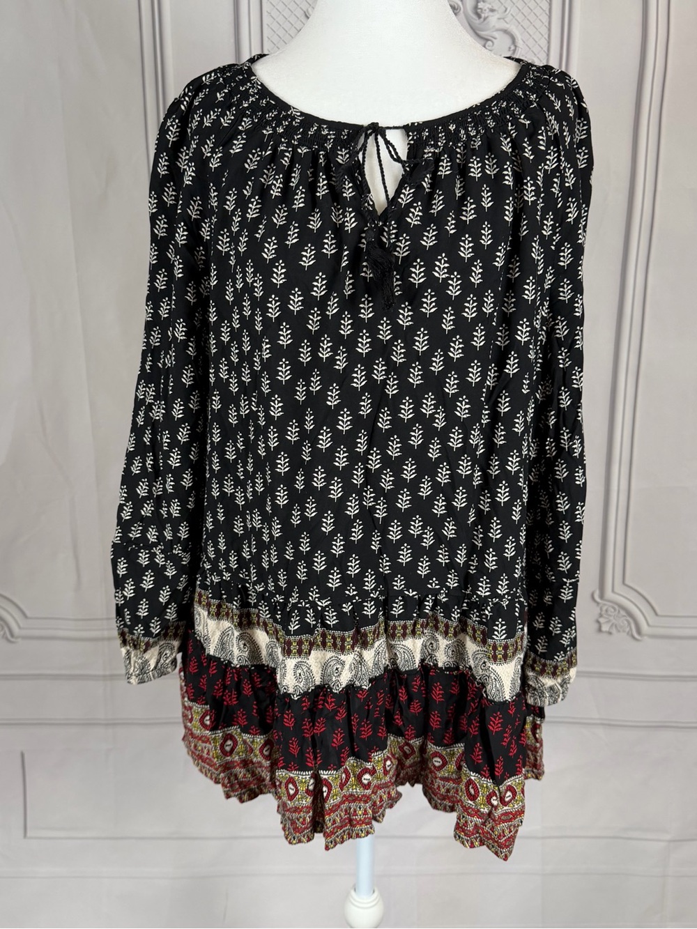beachlunchlounge Women’s L/G Black Tie Neck Peasant Top Boho Border Print Flowy